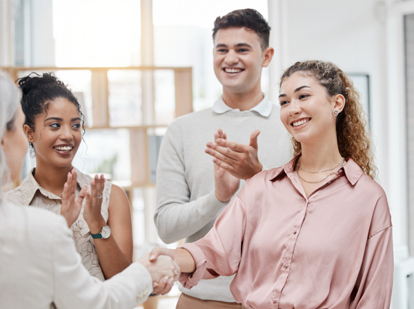 Personeel_bedanken_voor_inzet_handshake