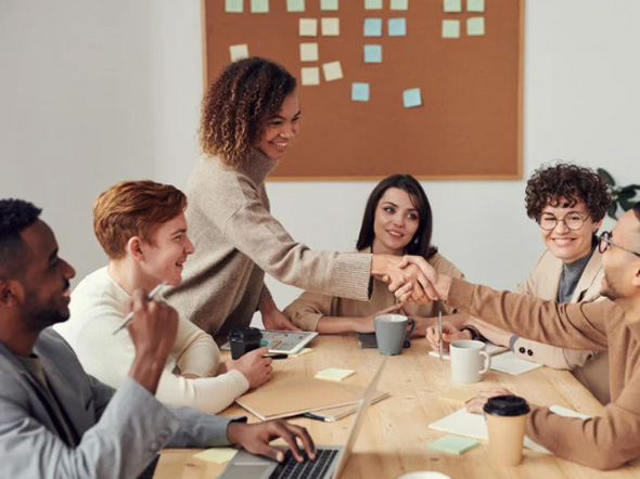 Gepersonaliseerde bedrijfsgeschenken hadden schudden kantoor
