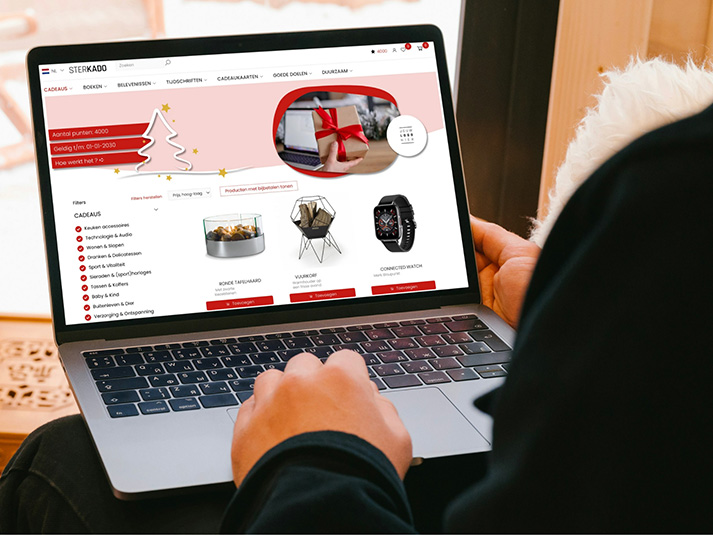 Praktische kerstcadeaus in de Keuze Kado webshop, op een laptop