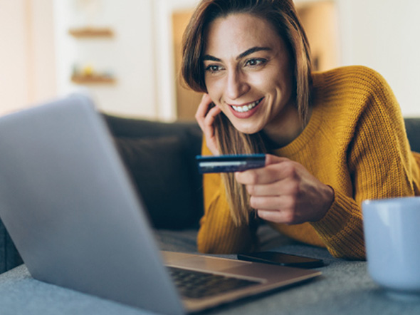 Keuze cadeaukaart vrouw achter laptop met giftcard