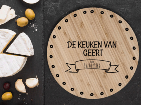 Leuke gepersonaliseerde cadeautjes borrelplank met eigen naam voorbeeld