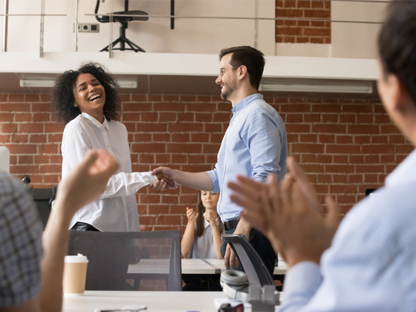 Persoonlijk_cadeau_promotie_hand_schudden_kantoor