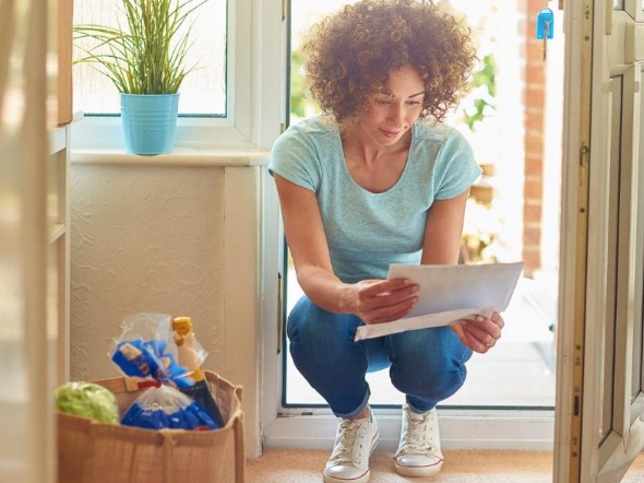 Brievenbuscadeau collega cadeau op de deurmat
