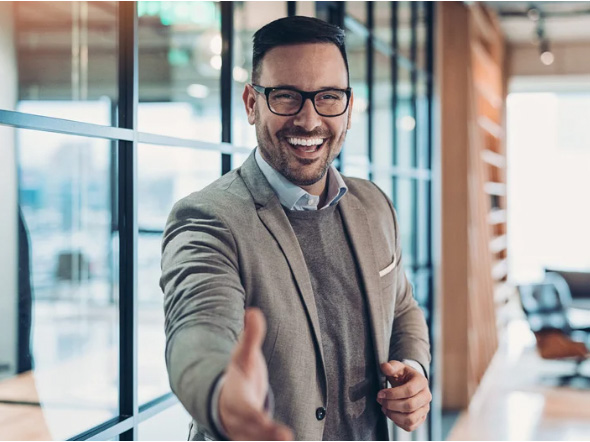 Welkomstpakket_nieuwe_medewerker_hand_geven_welkom